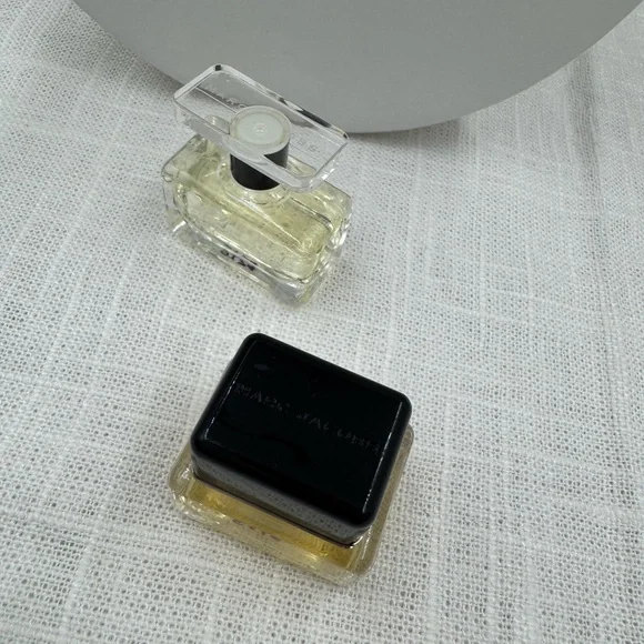 Marc Jacobs by Marc Jacobs him and her Fragrance White Round Box - Picture 3 of 5